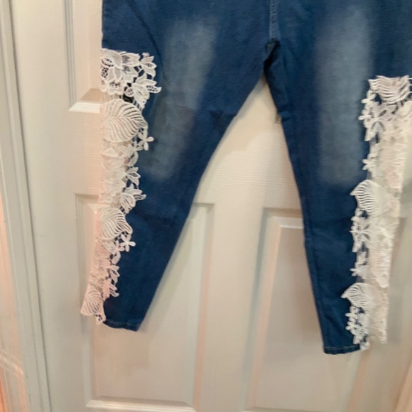 LACE CROPPED SLIM FIT JEANS PLUS SIZE 4X - Picture 4 of 10